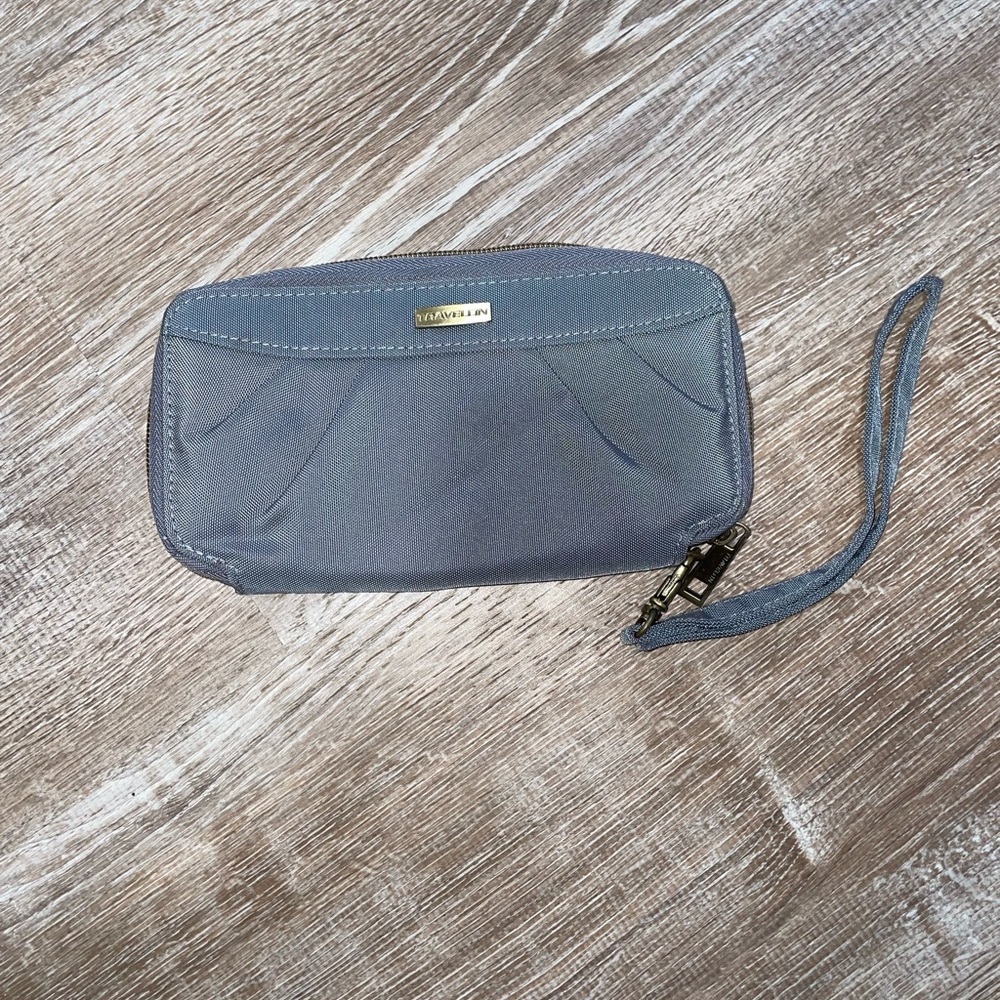 Wristlet wallet